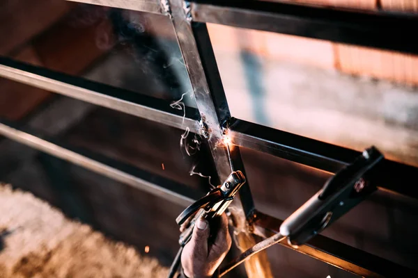 Professional welder working on metal structure. Construction worker details — Stock Photo, Image