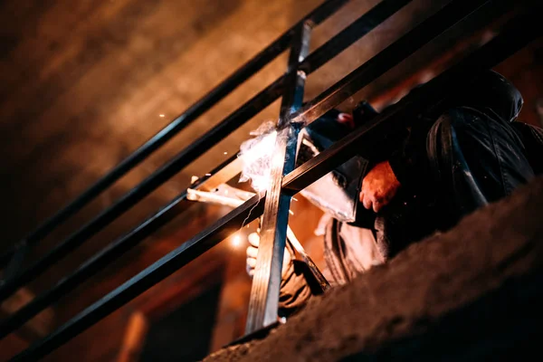 Construção trabalhador soldagem estrutura de aço no local — Fotografia de Stock