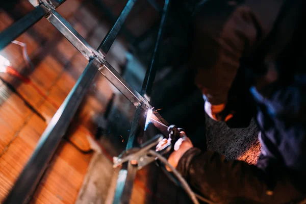 工人与保护设备焊接金属结构 — 图库照片