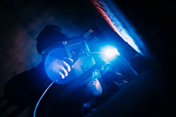 Details des Schweißprozesses. Industriefacharbeiter auf der Baustelle — Stockfoto