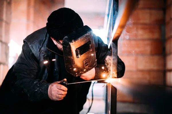 Portret przemysłowych pracownik robotnik na budowie, spawanie konstrukcji stalowych — Zdjęcie stockowe