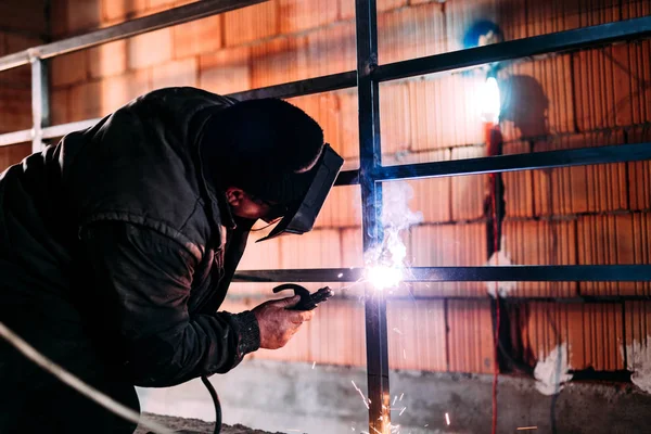 Trabajador de la construcción soldadura estructura de acero en el sitio —  Fotos de Stock