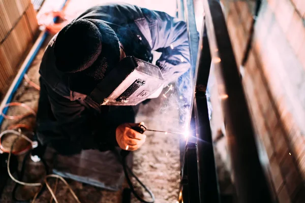 Kaukasiska manlig arbetstagare svetsning metall, stål struktur — Stockfoto