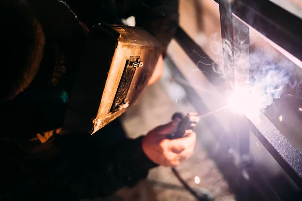 专业工人、技术人员用设备防护面罩焊机焊接 — 图库照片