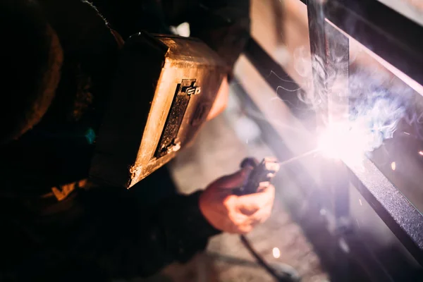 Lavoratore professionista, tecnico di saldatura con attrezzature protettive saldatore maschera — Foto Stock