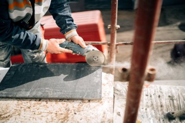 Şantiye detayları - endüstriyel alet, mermer kesme işçi el öğütücü