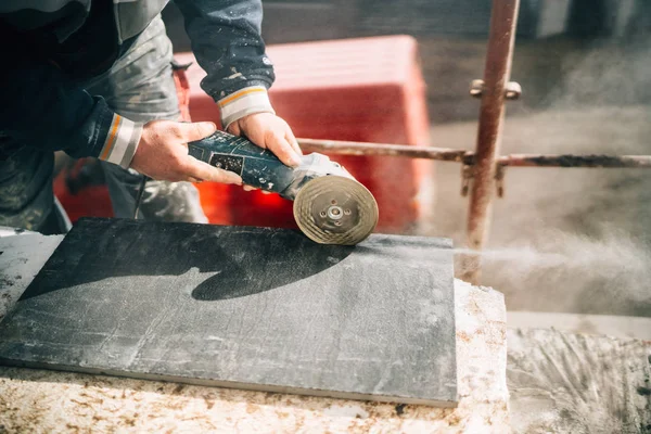 石の労働者の鋸、建設現場で電動工具で作業 — ストック写真