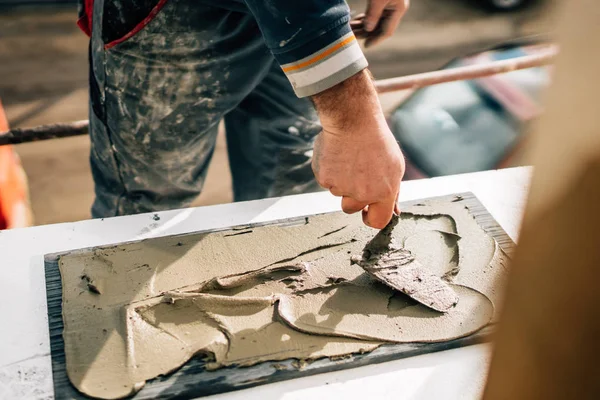 Piastrelle di ceramica. la mano del lavoratore aggiungendo adesivo su marmo, pietra — Foto Stock