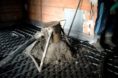 Beton pompası şantiyede zemin ısıtma üzerinde kum ve çimento pompalama