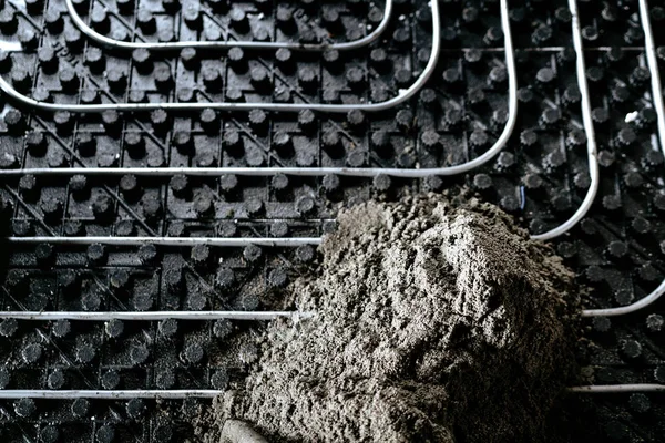 Şantiye detayları - beton pompası çalışıyor. Zemin ısıtma üzerinde Şap tesviye — Stok fotoğraf