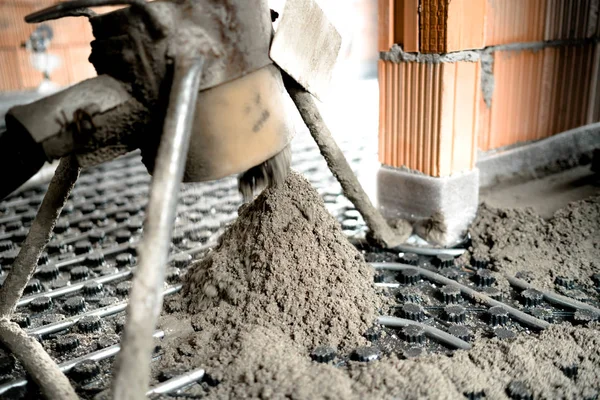 Detalles del sitio de construcción - funcionamiento de la bomba de hormigón. Regla nivelación sobre calefacción por suelo radiante —  Fotos de Stock