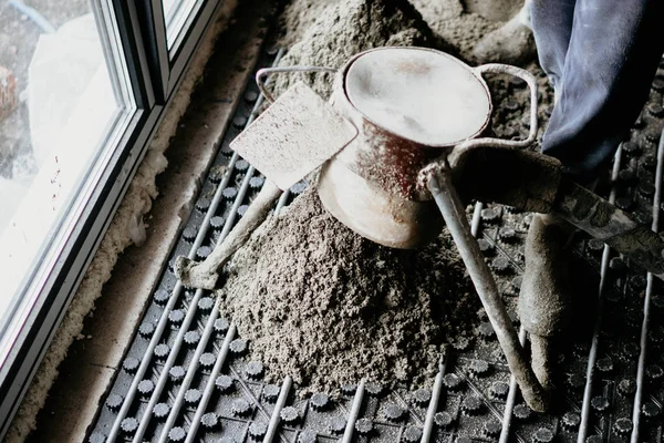 Travailleur travaillant sur une chape de plancher avec chauffage au sol — Photo