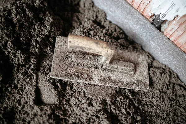 Herramientas en obra. Paleta sobre mortero de cemento, suelo de solado — Foto de Stock