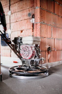 şantiyede güç mala makinesi ile beton şap bitirme işçi ayrıntıları