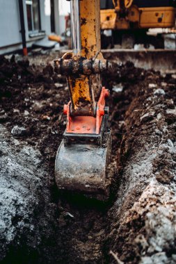 İnşaat yerinde Ekskavatör kepçe kazma detayları