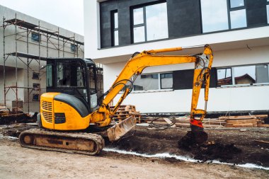 Temel bina için toprak hareket eden mini Ağır Ekskavatör. İnşaat şantiyelerinde endüstriyel makineler, 