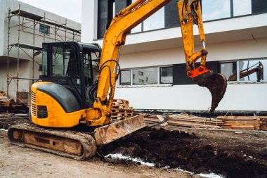 Temel bina için toprak hareket eden mini Ağır Ekskavatör. İnşaat şantiyelerinde endüstriyel makineler, 