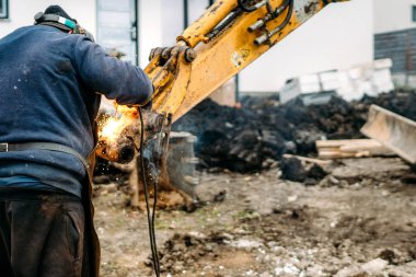 İnşaat alanında kaynakçı kazıcı kolu