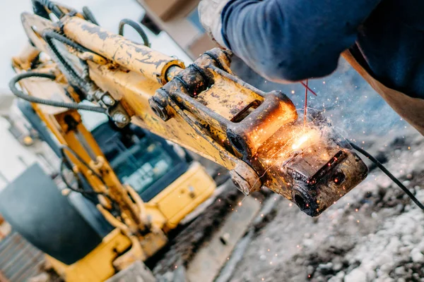 Close up portrait of mechanical engineer working and welding excavator — Stock Photo, Image