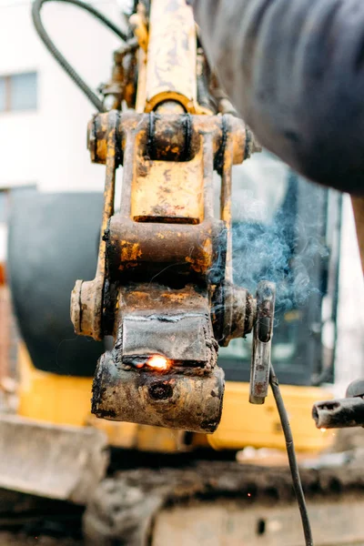 Escavatore rotto in cantiere, riparazione e fissaggio braccio — Foto Stock