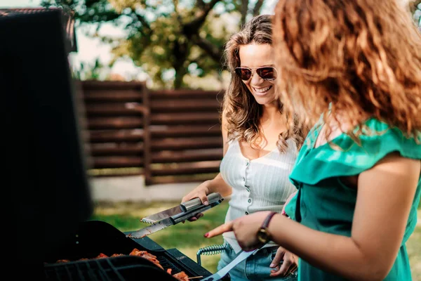 Két női barátok főzés grill grill, ebédelni a természetben a barátokkal — Stock Fotó