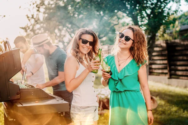 Millennials fazendo uma festa de churrasco, retrato de meninas sorrindo e rindo — Fotografia de Stock