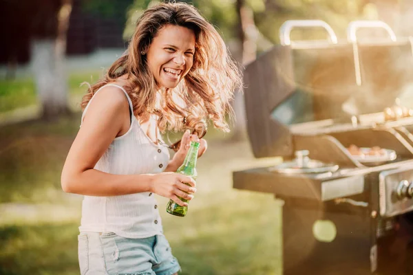 Porträt eines lachenden blonden Mädchens, das sich bei einer Grillparty amüsiert — Stockfoto