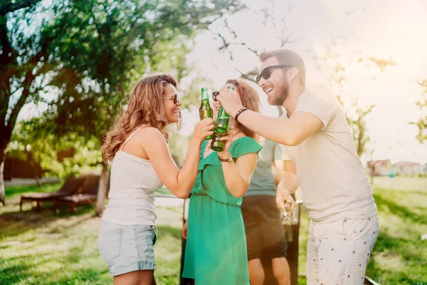 Freunde kochen im Sommer auf dem Grill. Porträt von Freunden, die grillen und eine Gartengrillparty feiern. lachende Mädchen und Jungs — Stockfoto