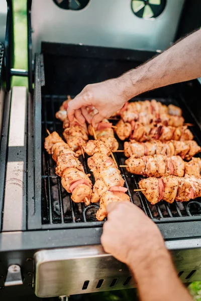 Close-up detalhes de homem cozinhar frango e carne na churrasqueira durante a festa de verão jardim — Fotografia de Stock