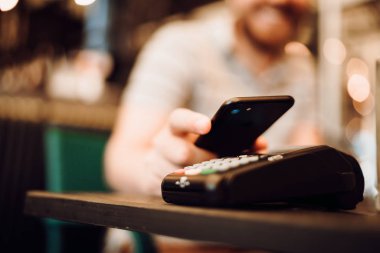 Kablosuz ödeme ayrıntılarını kapatın, müşteri cep telefonu kullanarak, fatura ödemek için nfc teknolojisi ile cihaz