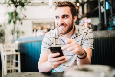 temassız teknoloji, kredi kartı ve akıllı telefon kullanarak nfc ödeme 