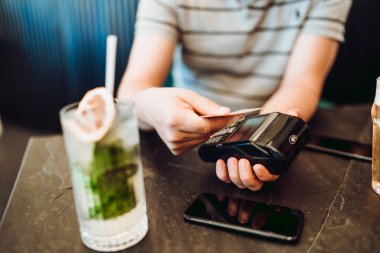kredi kartı ve kablosuz terminal kullanarak restoranda ödeme kavramı