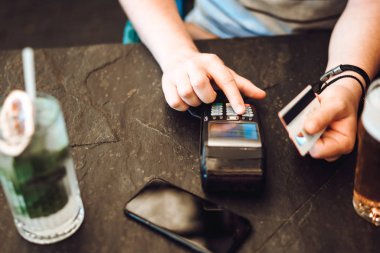 Restoranda kredi kartı ödemesi. Kredi kartı satın almak için pin kodu giren adam