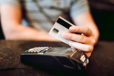 Restoranda kredi kartı ödemesi. Adam kredi kartı ile öğle yemeği için ödeme