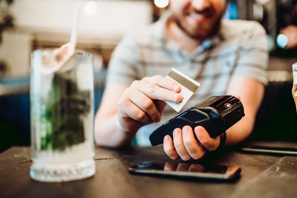 Homem usando cartão de crédito para pagar no restaurante — Fotografia de Stock
