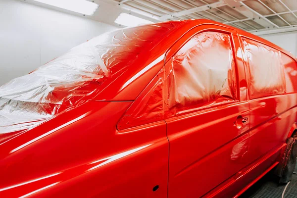Red van in paintbox, paintbooth. Details of red car being paint — Stock Photo, Image