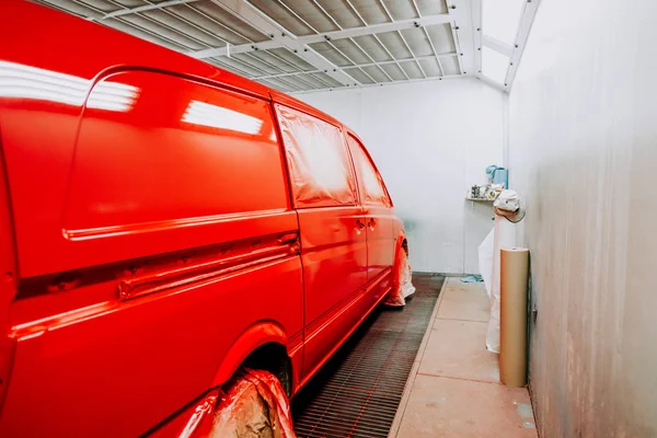 Red minivan in painting booth. Automotive building indudstry — Stock Photo, Image