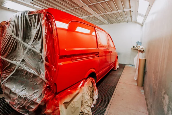 Red van in paint booth. Car workshop details, painting of a car — Stock Photo, Image