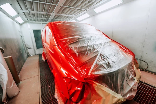 Furgone rosso di essere vernice in cabina di vernice speciale, dettagli di pittura auto — Foto Stock