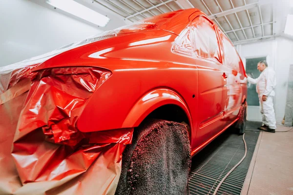 자동차 페인트 부스에서 새로운 페인트를 검사하는 작업자의 세부 사항, 래커 준비 — 스톡 사진