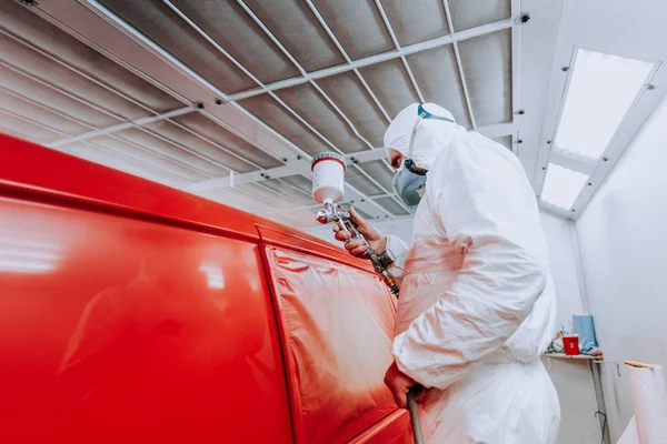 Detalles de ingeniero automotriz, mecánico pintando un coche rojo en el taller — Foto de Stock