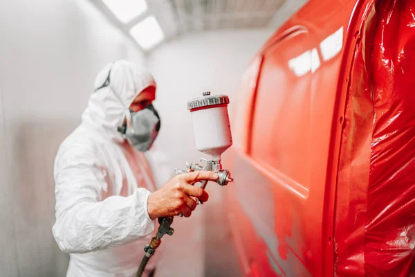 Pracownik malowanie samochodu za pomocą pistoletu farby — Zdjęcie stockowe