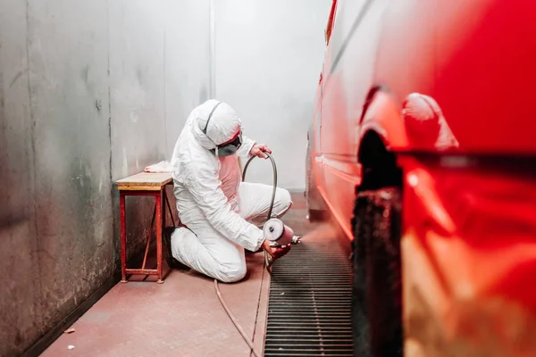 Primer plano de los detalles del trabajador industrial, mecánico pintor de ingeniería utilizando una pistola de pincel y pintar un coche —  Fotos de Stock