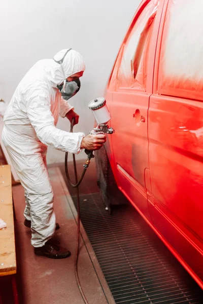 Detalles del trabajador industrial, ingeniero mecánico pintor pintando un coche usando un pulverizador de coche, compresor de aerógrafo —  Fotos de Stock
