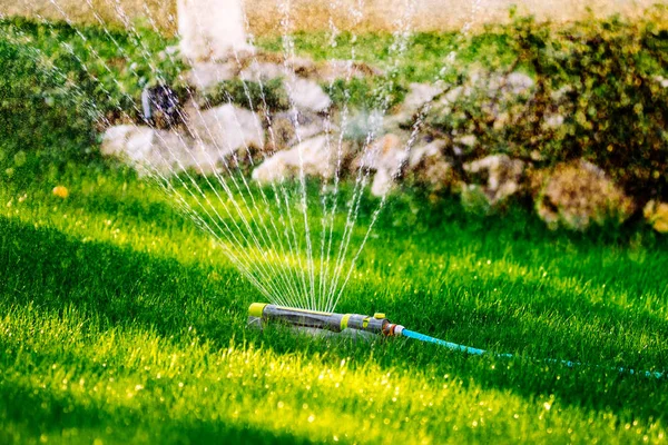 Aspersor de dispositivo moderno de jardim de irrigação. Sistema de aspersão regando o gramado — Fotografia de Stock