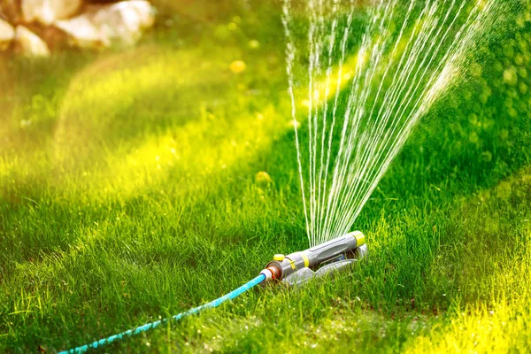Fermez les détails de l'arroseur circulaire automatique de pelouse. Détails de l'irrigation — Photo