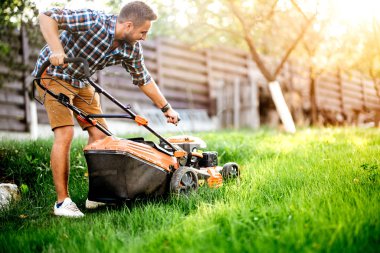 Bahçe detayları, bahçe işçisi çim biçme makinesi başlayan ve garde çim kesme