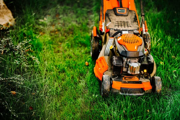 Bahçe ve çim bakım detayları - çim biçme makinesi, çim biçme makinesi ayrıntıları yakından görünümü — Stok fotoğraf