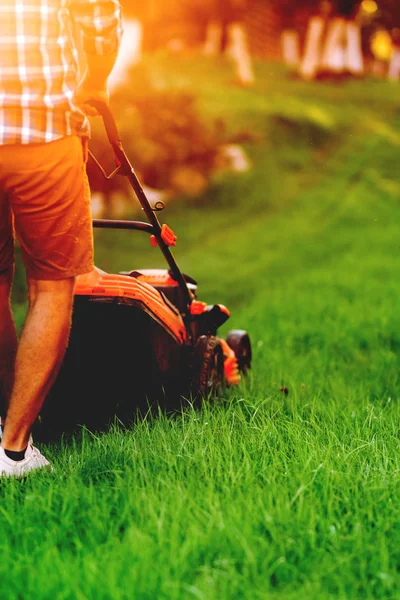 Portrét člověka, jak sekat trávník a řezat trávu na dvorku. Zahradnictví a zahradní úprava s profesionály — Stock fotografie