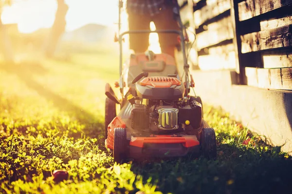 造園とガーデニングの詳細。産業芝刈り機を使用する作業者 — ストック写真